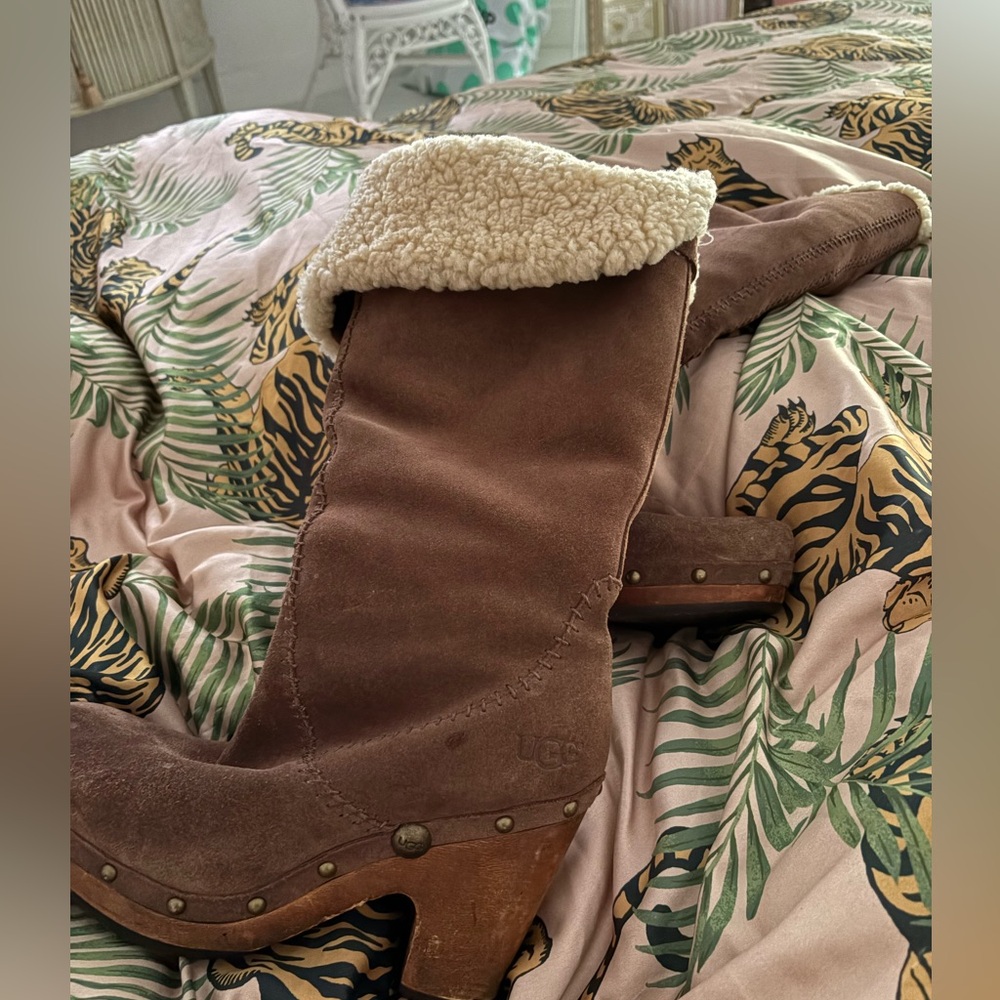 Ugg fur lined knee high suede boots brown with clog sole 7